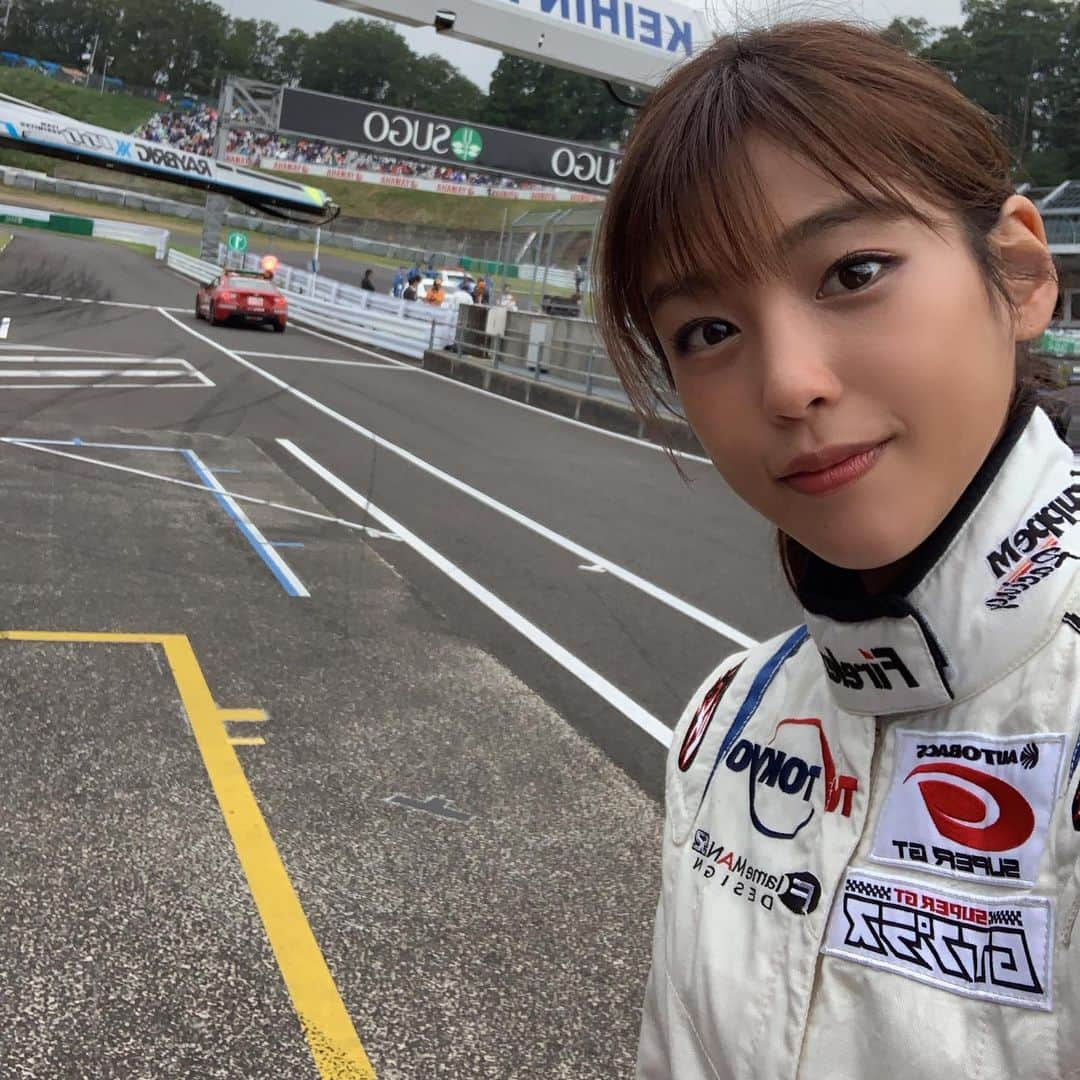 岡副麻希さんのインスタグラム写真 - (岡副麻希Instagram)「🏎﻿ こんばんは！ 今夜の【#スーパーgtプラス】﻿#テレビ東京　﻿ ﻿ #ドイツ#ホッケンハイム で開催された﻿ #superGT と#DTM との交流戦模様🇩🇪﻿ ﻿ そして﻿ みなさんからの#疑問に答えますSP ！﻿ ﻿ サーキット取材模様をお届けします😊🏁﻿ ﻿ ドイツまでは行けないよう✈️⚓️🌎﻿ ﻿ という方ご安心ください☺️🌸﻿ ﻿ 11月23.24日は#富士スピードウェイ ﻿ #スーパーgtとDTM特別交流﻿ #わくわく﻿ #ラグビー日本代表お疲れ様でした😭！！」10月20日 21時44分 - maki_okazoe_official