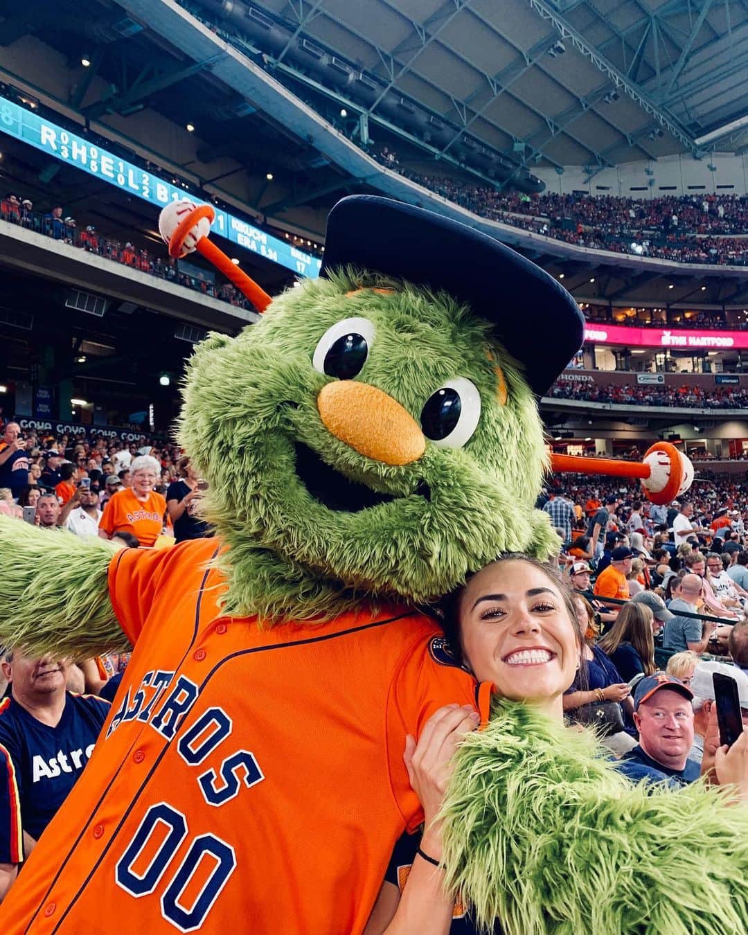 キャシディ・クックのインスタグラム：「Swipe to see all Astros Fans rn... TAKE IT BACK BABY🏆 ⚾️ #HoustonAstros #WorldSeriesBound」