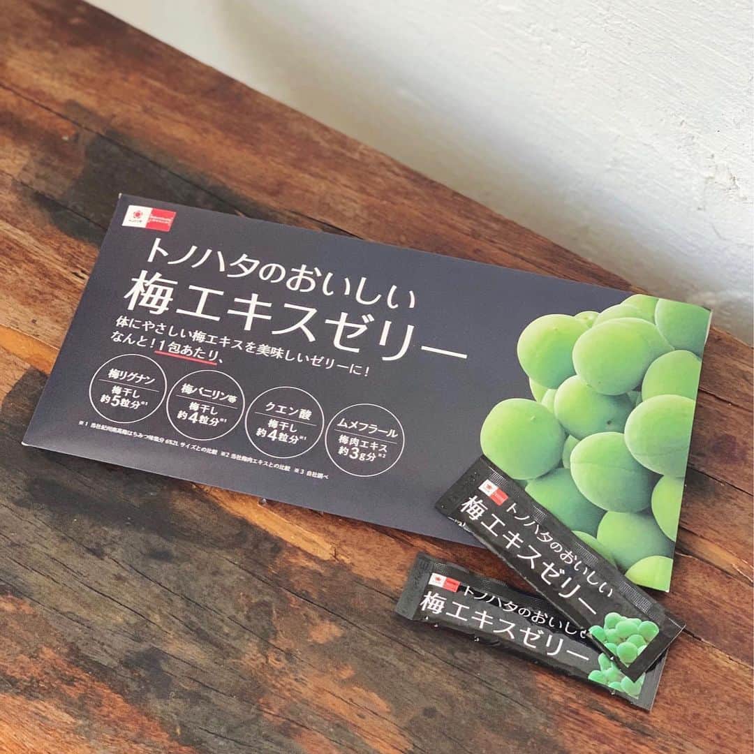 のインスタグラム：「アラサー女子におすすめしたい🙌🏻♡﻿ 梅の老舗「トノハタ」の『梅エキスゼリー』✨﻿ ﻿ "梅エキス"には美容やダイエット、﻿ 疲労回復など、とにかく嬉しい効果が﻿ つまってるんだとか😍﻿ 酸っぱさと自然な甘みがクセになります♡﻿ ﻿ しかもサプリの会社じゃなく、﻿ 梅の老舗メーカーがつくった商品なので﻿ 安心なのも嬉しい〜🙆🏻‍♀️！﻿ ﻿ お茶に入れたりヨーグルトにかけたり﻿ アレンジするのもおすすめですよ🙌🏻💓﻿ ﻿ ﻿ #トノハタ #梅エキスゼリー #梅干し﻿ #美容 #ダイエット #梅エキス #紀州梅効能研究会﻿ #疲労回復 #おやつ #ヘルシーおやつ﻿ #andGIRL #アンドガール」