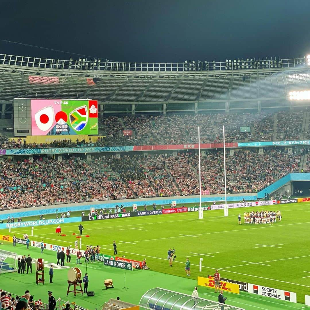 入江陵介のインスタグラム：「🏉🇿🇦ノーサイド🇯🇵🏉 日本代表の皆さん素晴らしい感動をありがとうございました！沢山の勇気を貰いました！ 目頭が熱くなりました。 スポーツの素晴らしさを再確認できる大会でした🙏  まずはゆっくり身体と心を休めてください。  南アフリカの選手の皆さんの次の戦いを応援しましょう🇿🇦 #rwc2019 #rwctokyo #rugby」