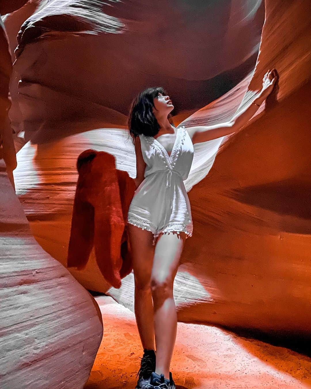 VIENNAさんのインスタグラム写真 - (VIENNAInstagram)「人生一度行ってみたかった場所😂ってかおっぱいどこ！ The Antelope Canyon !! It’s super hard to take a good photo there because there’s a lot of tourists inside but I did my best !! I mean my friend did the best shot for me❤︎ ・ ・ ・ @pppimdepimmm #antelopecanyon#usa#arizona#like4like#follow4follow#followforfollow#travel#trip#diet#sexy#likeforlike#makeup#tagsforlikes#f4f#vsco#lightroom#コーデ#おしゃれさんと繋がりたい#ボブ#ダイエット#写真好きな人と繋がりたい#アメリカ#アンテロープキャニオン#アリゾナ」10月20日 21時53分 - viennadoll_official