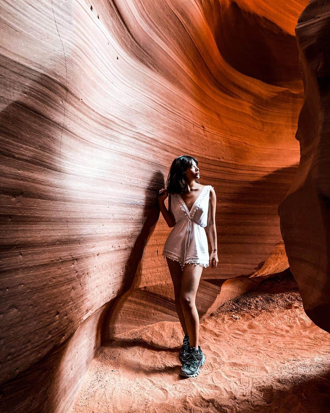 VIENNAさんのインスタグラム写真 - (VIENNAInstagram)「人生一度行ってみたかった場所😂ってかおっぱいどこ！ The Antelope Canyon !! It’s super hard to take a good photo there because there’s a lot of tourists inside but I did my best !! I mean my friend did the best shot for me❤︎ ・ ・ ・ @pppimdepimmm #antelopecanyon#usa#arizona#like4like#follow4follow#followforfollow#travel#trip#diet#sexy#likeforlike#makeup#tagsforlikes#f4f#vsco#lightroom#コーデ#おしゃれさんと繋がりたい#ボブ#ダイエット#写真好きな人と繋がりたい#アメリカ#アンテロープキャニオン#アリゾナ」10月20日 21時53分 - viennadoll_official