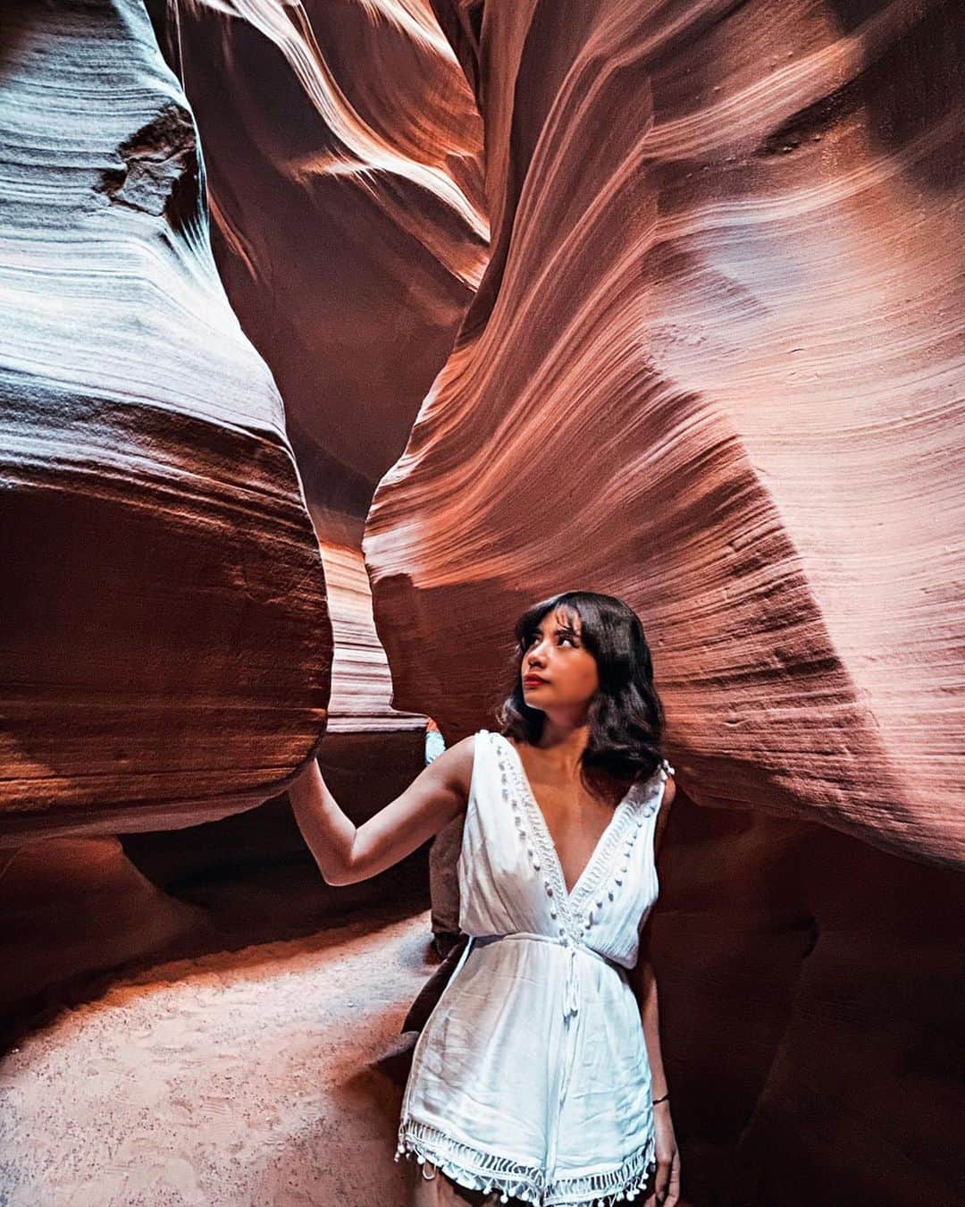 VIENNAさんのインスタグラム写真 - (VIENNAInstagram)「人生一度行ってみたかった場所😂ってかおっぱいどこ！ The Antelope Canyon !! It’s super hard to take a good photo there because there’s a lot of tourists inside but I did my best !! I mean my friend did the best shot for me❤︎ ・ ・ ・ @pppimdepimmm #antelopecanyon#usa#arizona#like4like#follow4follow#followforfollow#travel#trip#diet#sexy#likeforlike#makeup#tagsforlikes#f4f#vsco#lightroom#コーデ#おしゃれさんと繋がりたい#ボブ#ダイエット#写真好きな人と繋がりたい#アメリカ#アンテロープキャニオン#アリゾナ」10月20日 21時53分 - viennadoll_official