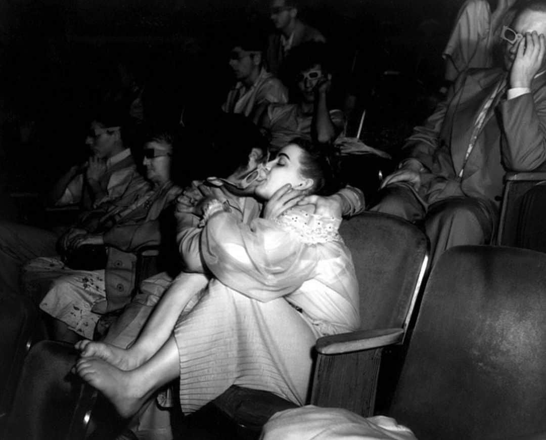 エマ・マッキーのインスタグラム：「‘Lovers at the Palace Theatre’ by Weegee (1940)」