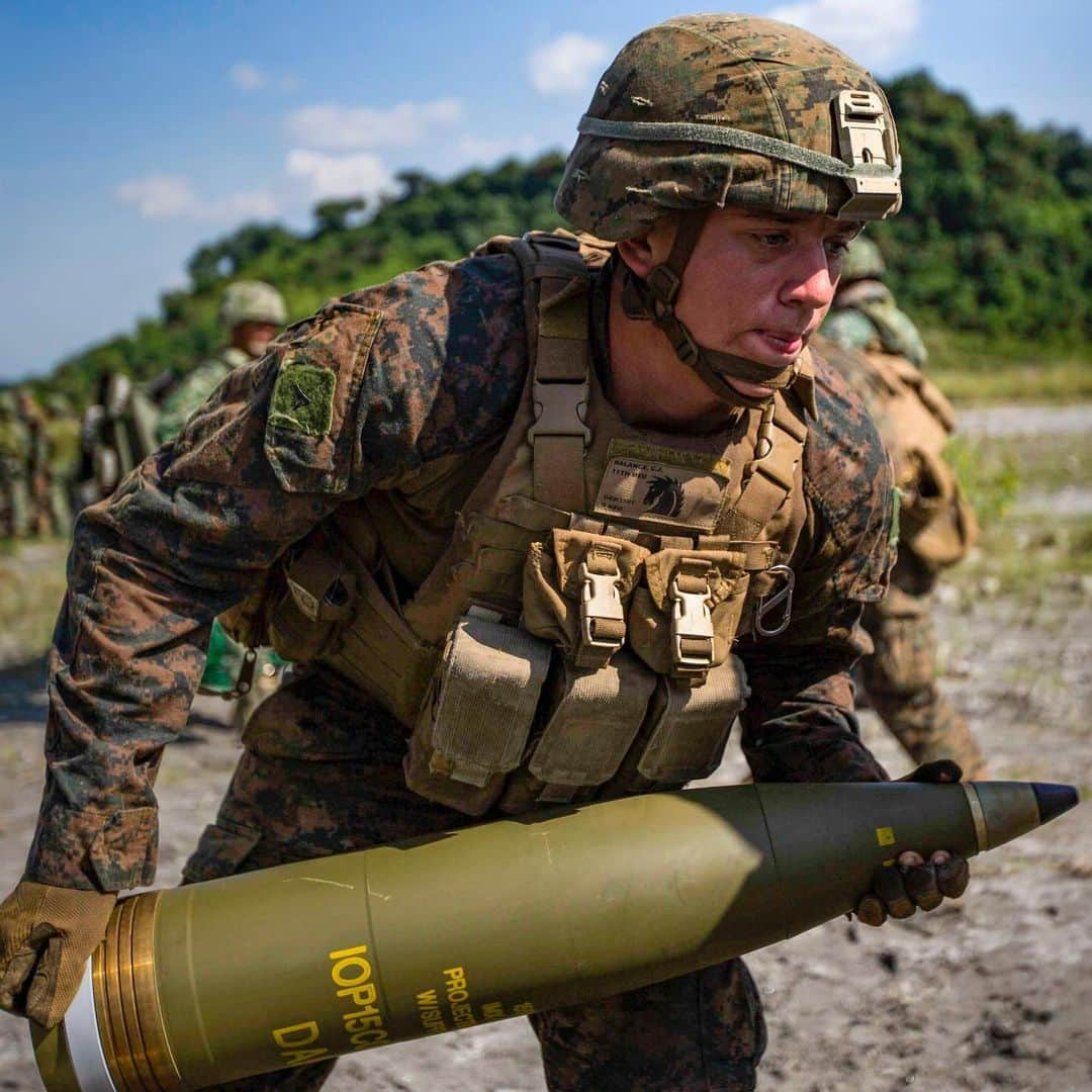 アメリカ海兵隊さんのインスタグラム写真 - (アメリカ海兵隊Instagram)「Handle With Care  Lance Cpl. Cody Ballance prepares to load a round into an M777 Howitzer during exercise KAMANDAG 3. (U.S. Marine Corps photo by Lance Cpl. Christian Ayers)  #USMC #Marine #Military #Artillery」10月21日 8時49分 - marines