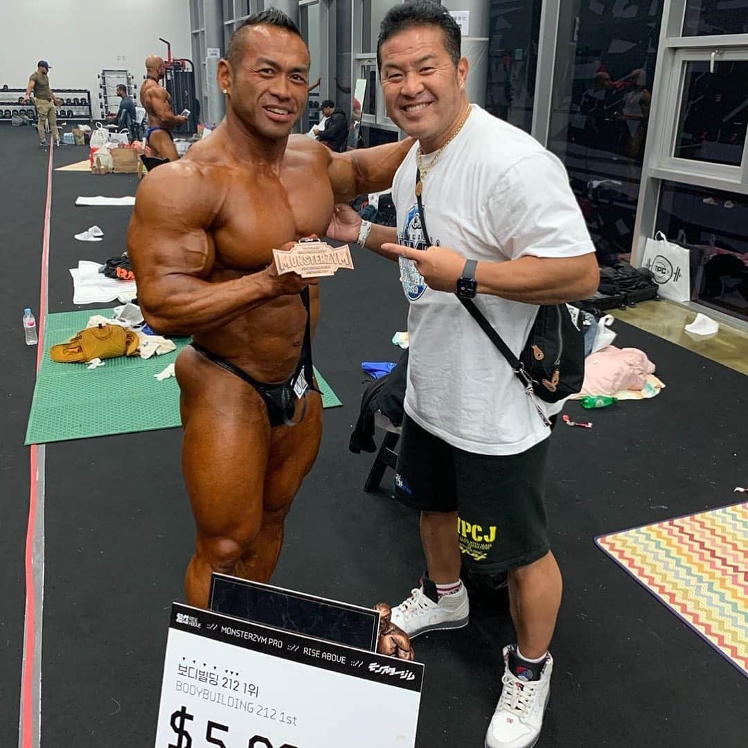 Hidetada Yamagishiさんのインスタグラム写真 - (Hidetada YamagishiInstagram)「We did it in Seoul last night! Took 1st in @monsterzym.official pro 212 and qualify for @mrolympiallc 2020! It was such a humbling experience I felt so much support in Korea where I have visited and competed many times since my amateur days. Audience was powerful/energetic and @monsterzym.official staff are well organized and so helpful to guide us athletes I felt nothing but comfortable since I got off the plane a few days ago.  I want to thank many people first off my team @iriskyle and @joeino_ifbb they have been my side for all these years both good day and bad day. You may see only me on stage with spot light but I can’t do it by myself. As you guys know Iris and I own @bodicafe in @cityathleticclub #lasvegas for almost 7 years I want to thank team #bodicafe @symanthasteele @missriahmarie @trishanicoleee_fit and owner of @cityathleticclub @jea.jung and @su.farrell  Of course my @team_npcj team They flew right after they finished organizing the show #npcj Japan Open on Saturday to support me. My brother @sakabemotoyuki and the entire team is the best. I have been with @richgaspari and @gaspari for 10years and all I can say is I would not be here today without Rich and #gasparinutrition My long time friends @take3gym @suzuki.katsuaki you guys are the best. My mentor @milossarcev and @bettysuzuki79 thank you guys for being there for me all these years! Well the list can go on forever! I’m so honored that I have been representing Asian bodybuilder in @ifbb_pro_league and I’m now so happy to see all these up and coming star from Asia/ Asian decent who you guys will see them on #MrOlympia stage very soon. Thank you so much all you guys and thank you again Mr Steve Kim from @monsterzym.official for amazing show!」10月21日 7時19分 - hideyamagishi