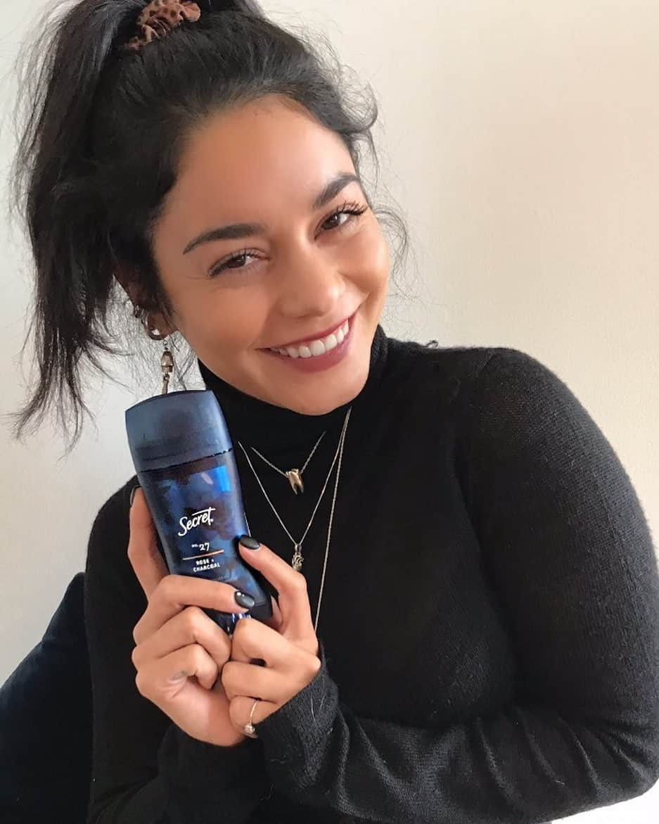 ヴァネッサ・ハジェンズさんのインスタグラム写真 - (ヴァネッサ・ハジェンズInstagram)「Long days on set, no sweat! Loving @secretdeodorant ‘s new essential oils line that comes in 4 amazing scents. #Ad Seriously, if you’re looking for a deodorant that smells great and gets the job done, this is the one. I’m here for the Rose + Charcoal, what’s your fave? #allstrengthnosweat」10月21日 7時27分 - vanessahudgens