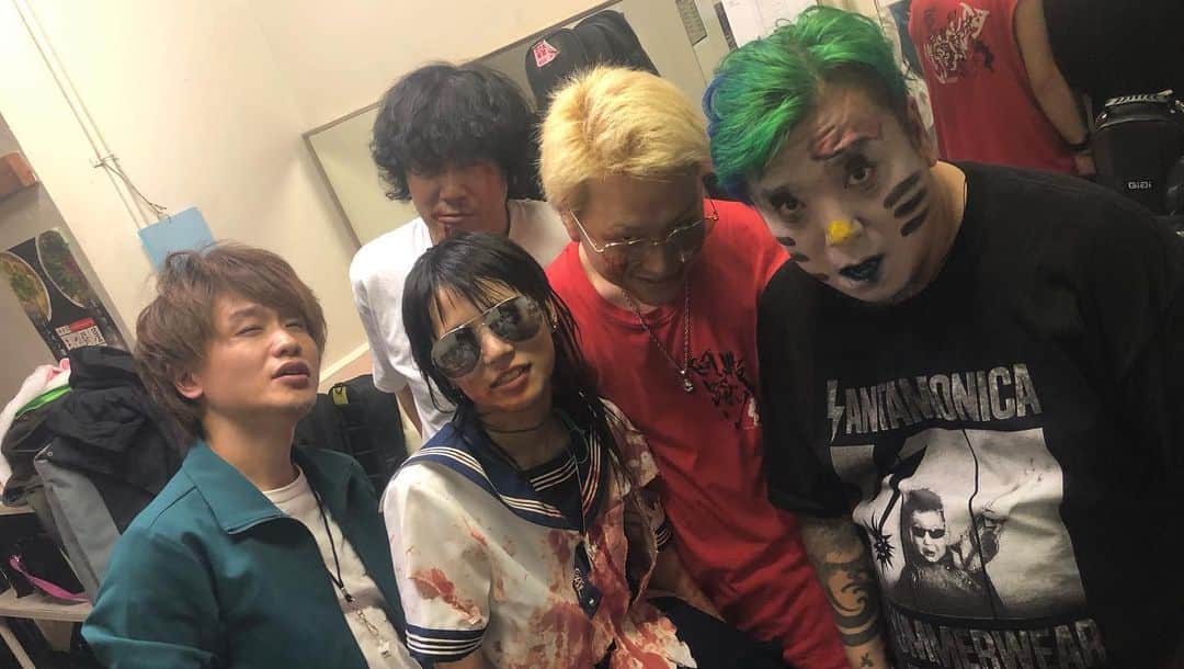 DUTTCHさんのインスタグラム写真 - (DUTTCHInstagram)「大阪ドギマズン‼️ ええ夜でした。そして  kinoshitaのLiveもパリピでした🤘  個人的には、十川さんが ドロップで弾いてるのが、めっちゃ 嬉しかった‼️‼️ 次の東京ドギマズンも出るので 是非パリピしにきて(笑)  #kinoshita #十川ともじ #原口高知 #葛城京太郎 #duttch #キティさん #ドギマズン」10月21日 7時30分 - uzmkduttch