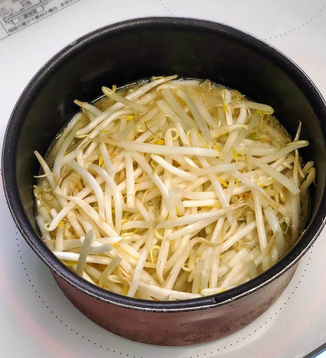 Mizuki【料理ブロガー・簡単レシピ】さんのインスタグラム写真 - (Mizuki【料理ブロガー・簡単レシピ】Instagram)「・﻿ 【レシピ】ーーーーーーー﻿ ♡コスパ抜群♡﻿ ひき肉ともやしの味噌スープ﻿ ーーーーーーーーーーーー﻿ ﻿ おはようございます(*^^*)﻿ 今日ご紹介させていただくのは﻿ ひき肉ともやしの味噌スープ♡﻿ コスパ抜群の変わりお味噌汁です♩﻿ ﻿ 作り方は超簡単(*´艸`)﻿ さっと炒めてちょっと煮るだけ♩﻿ この方法で作ると﻿ もやしがシャキシャキに仕上がりますよ♫﻿ あっという間にできるので﻿ よかったらお試し下さいね(*^^*)﻿ ﻿ ﻿ ーーーーーーーーーーーー﻿ 【2人分】﻿ 豚ひき肉...80g﻿ もやし...1袋(200g)﻿ ごま油...小1﻿ ●水...400ml﻿ ●鶏がらスープ...小1/2﻿ ●にんにく・生姜...各チューブ1cm﻿ 味噌...大1﻿ 醤油...小1/2﻿ (好みで)ねぎ・ラー油...各適量﻿ ﻿ 1.鍋にごま油を入れて中火で熱し、ひき肉を炒める。ひき肉の色が変わったら●ともやしを加える。﻿ 2.煮立ったら火を止め、味噌を溶き入れて醤油も加える。﻿ 3.器に盛り、小口切りにしたねぎとラー油をトッピングする。﻿ ーーーーーーーーーーーー﻿ ﻿ ﻿ 《ポイント》﻿ ♦︎もやしはスープが冷たい状態で加え、煮立ったら火を止めて下さい♩そうするとシャキシャキに仕上がります♩﻿ ﻿ ﻿ 🎀新刊【#ほめられごはん 】🎀﻿ 🔹おかげさまで重版しました！！🔹﻿ 楽天ブックスでご購入いただきますと﻿ 今ならレシピカードの特典がついてきます♡﻿ ﻿ ﻿ ﻿ #ブログ更新しました﻿ ブログ(レシピ)はホームのリンクよりご覧下さい↓﻿ @mizuki_31cafe﻿ 【Mizuki公式ラインブログ】﻿ https://lineblog.me/mizuki_official/﻿ ﻿ ﻿ ﻿ #スープ#おかずスープ#もやし#ひき肉#味噌汁#Mizuki#簡単レシピ#節約レシピ#料理#レシピ#フーディーテーブル#ブログ#おうちごはん#おうちカフェ#デリスタグラマー#料理好きな人と繋がりたい#料理ブロガー#おうちごはんlover#器#マカロニメイト﻿ #foodpic#cooking#recipe#lin_stagrammer」10月21日 7時39分 - mizuki_31cafe