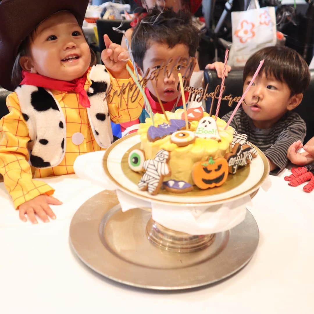 正中雅子さんのインスタグラム写真 - (正中雅子Instagram)「fu〜〜〜💛🧡❤️ * 主役3人の個性様々が面白いけど息子の自己主張の強さにも笑った😂 * 何回もお決まりの「More👆」 する息子に子供ながらに他の2人は呆れ顔ww * そしていつのまにか息子はぽっちゃり系。 * みんなどんな男の子になるのか楽しみ♡ * 子供達の仮装も可愛すぎて忙しいお誕生日会でした👻 * いつもみんなありがとう🥰 *  #birthday#birthdayparty #kidsparty#halloween #ハロウィンパーティー」10月21日 7時39分 - masacoshonaka
