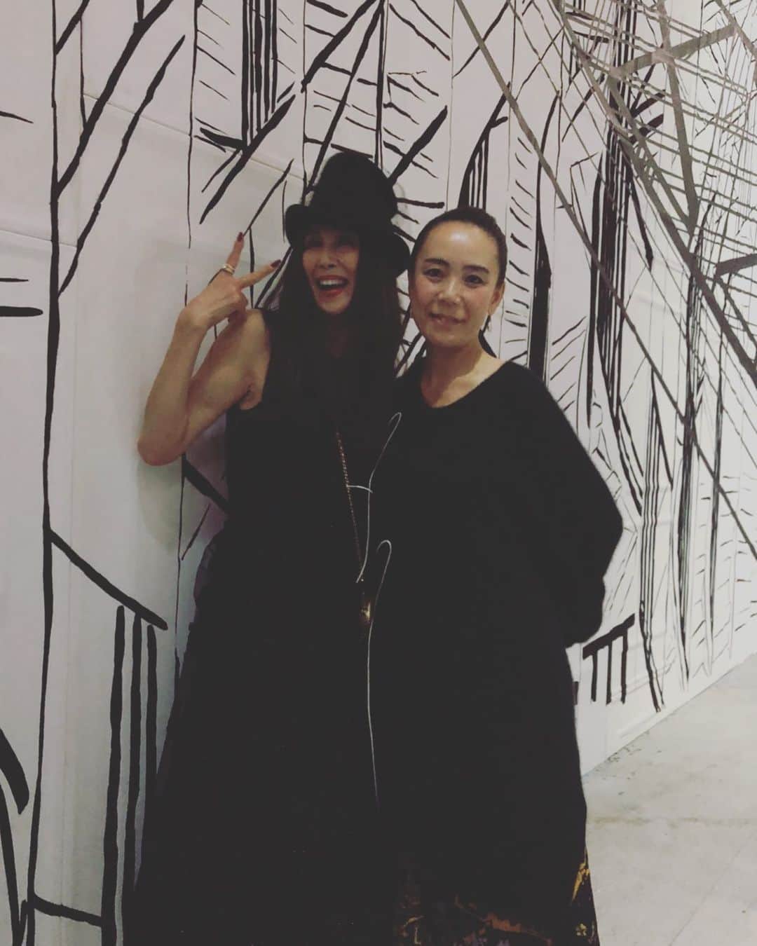 のインスタグラム：「萬田久子さんに出逢いました✨ 『関西弁できます』って、おっしゃる久子さんはとても可愛くお綺麗でした。  実は何度か髪を下ろした時に、『萬田久子に似ている』と言われたことがあります…こーしてみると、まったく似てないですね…  ご縁をありがとう パワフルで色っぽい女性には元気をもらえます^_^  今週もおきばりやす💕  I met with Hisako Manda san✨  She said, she can speak the Kansai dialect, it's cute and beautiful.  I have got sometimes from someone to look like Manda-san. But this photo is not really like that... It was pleasure to meet her. The powerful and beautiful woman always gives me energy.  Have a good week!  #beautiful #see you #奈良つながり #美 #またね」