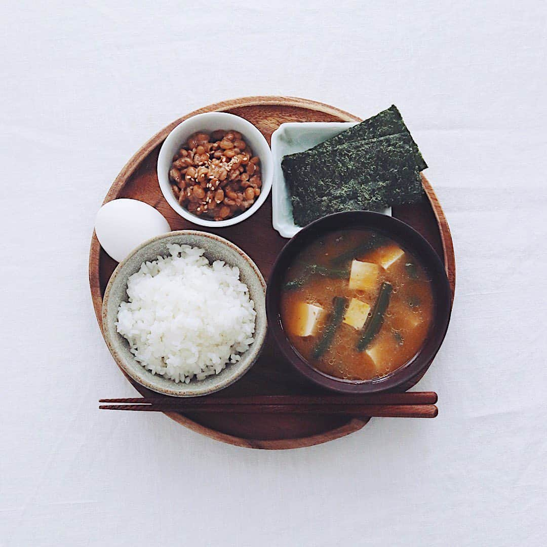 樋口正樹さんのインスタグラム写真 - (樋口正樹Instagram)「Today's breakfast . 朝食のご飯、味噌汁、 納豆、生卵、焼海苔。 . . #朝ごはん #朝食 #納豆 #味噌汁 #生卵 #焼海苔 #japanesebreakfast」10月21日 8時05分 - higuccini