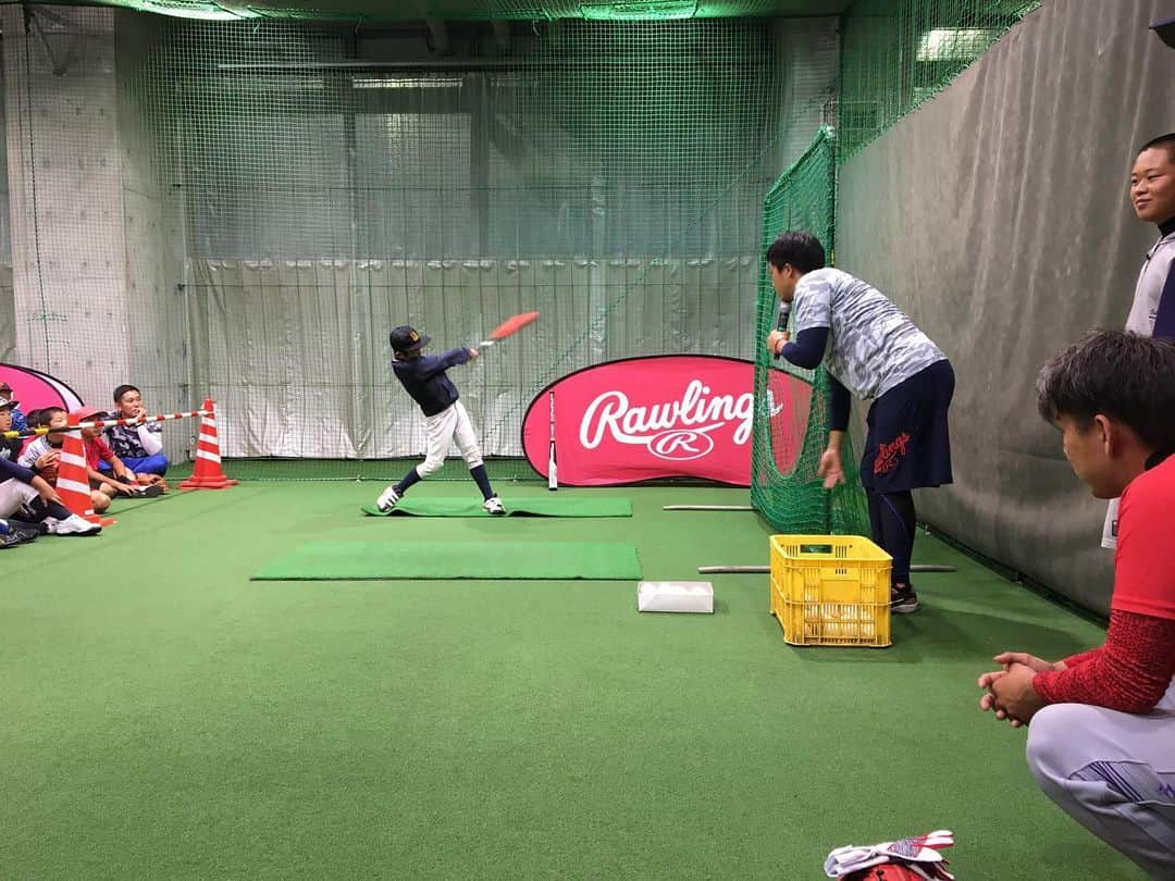 Rawlings Japanさんのインスタグラム写真 - (Rawlings JapanInstagram)「先週金曜日に開催されたローリングス＆マルビシスポーツベースボールフェス⚾️雨でグランドが使用できませんでしたが、予定の200人を超える大盛況のイベントとなりました！特に、丸亀市出身の阪神　@takumi_akiyama46 秋山拓巳選手からのサイン入りグラブなどもあった抽選会は大盛り上がりに！子ども達の楽しむ笑顔が沢山のイベントとなりました。ご来場頂いた皆様、トクさんライパチさんありがとうございました！ #ベースボールフェス #ローリングス #トクさんTV @rawlings_japan_llc」10月21日 8時11分 - rawlings_japan_llc