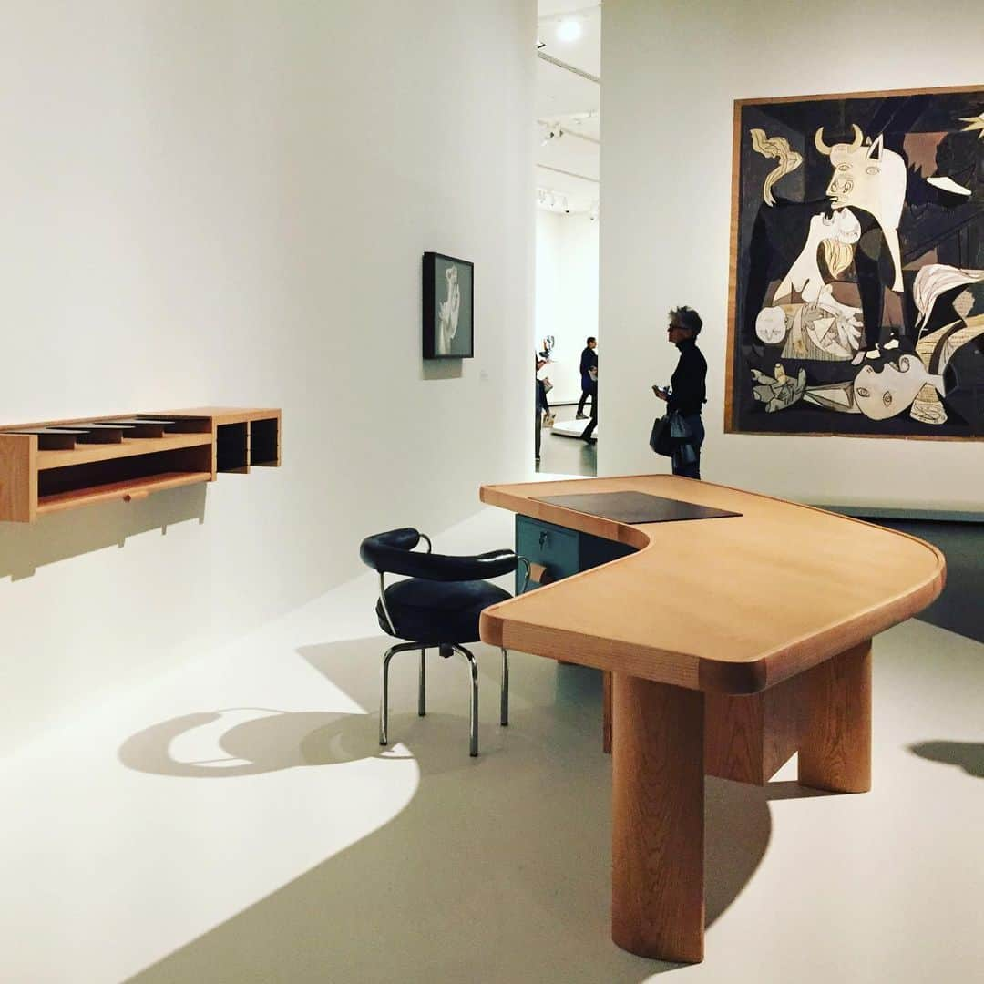 大森美希さんのインスタグラム写真 - (大森美希Instagram)「Charlotte Perriand à la Fondation Louis Vuitton ❤️❤️❤️ #charlotteperriand #fondationlouisvuitton #architecture #design #interiordesign #furniture #photo #picture #exposition #expoparis #art #designer #シャルロットぺリアン #建築 #建築家 #デザイナー #パリ #パリ散歩 #パリところどころ #パリ生活 #海外生活 #アート #写真 #インテリア」10月21日 8時15分 - mikiomori_