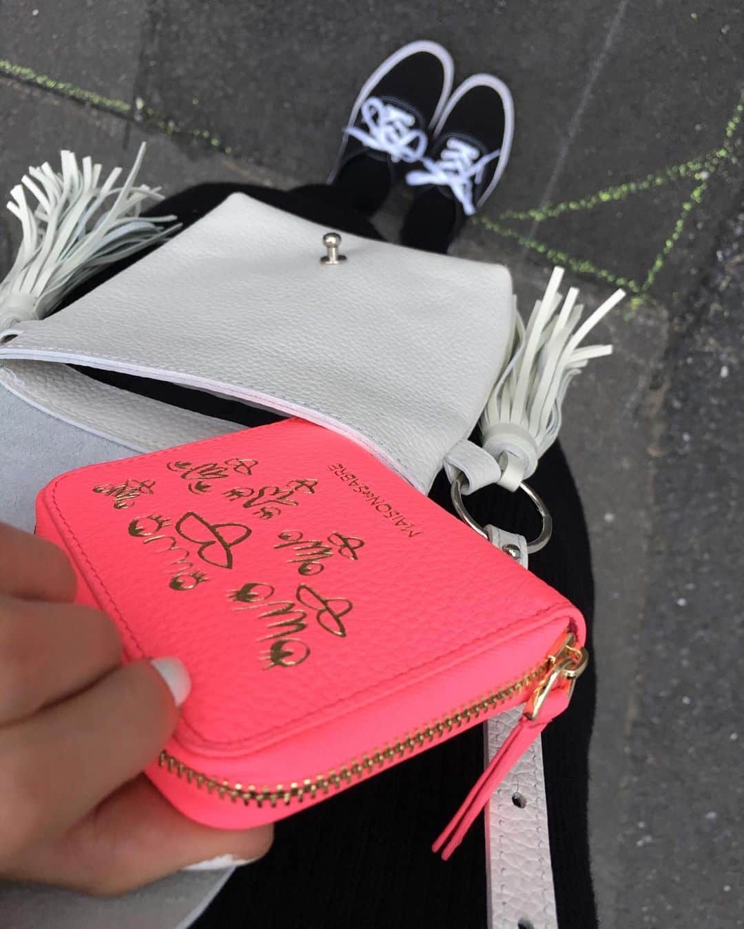 北澤 宏美さんのインスタグラム写真 - (北澤 宏美Instagram)「👛 このミニバッグに入るピンクのミニ財布を探してたの ビビッドな色にビビビときたよ🥺💞 金箔プリントが可愛いんだあ 遠くからでもよく目立つ😽 きょうはお財布と携帯とリップのみ ———————————————— MAISON de SABRÉ ARTシリーズ、ネオンコレクション ネオン系以外もあったし、無地もあるよ 絵柄はもう一種あったよ  #メゾンドサブレ#MAISONdeSABRÉ ※ディスカウントコードあるのでよかったら【HIROMI5】5%OFF🤫」10月21日 8時25分 - romihy58