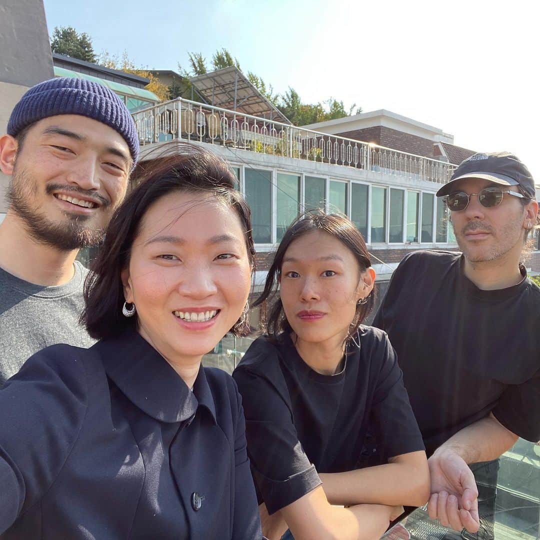 チャン・ユンジュのインスタグラム：「파리에서 온 친구들. 내년에 파리에서 열릴  @trvr.cc @cafe_trvr 팝업 스토어를 위해.  파리에서 활동중인 크리에이티브 디렉터 @jeremie_egry @s.e.o.n_j  부부가 우리의 공간을 찾아와 주말을 함께 보냈어요. 💋💜🥰🙏🏻 _ #멋진부부 #파리에서의인연  #내년1월파리또갑니다」