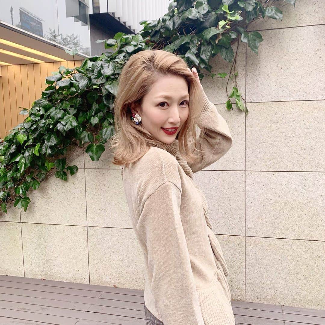 のインスタグラム：「最近お気に入りブランド  @leoryxebloa_official  毛玉のできずらい素材のニットは着心地抜群で フリル使いが好き💋  昨日は上下レオリーエブロアで コーディネート♡♡ ビジューイヤリングも 付けてたら可愛いって言ってもらえる♡  #ファッション#fashion#コーディネート#コーデ#coordinate#ニット#フリルニット#上品なベージュ#instagram#instafashion #instagramjapan」