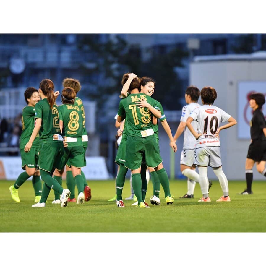 長谷川唯のインスタグラム：「🇯🇵 逆転勝利⚽️✨ みんなの気持ちがこもった2ゴール😍 残り3試合も全力で🔥 #BELEZA . . 試合後にフランサ選手 @franca9official と📸🤩🤩🤩 W杯を見ていてくれて、今日は試合を観にきてくれました💕」