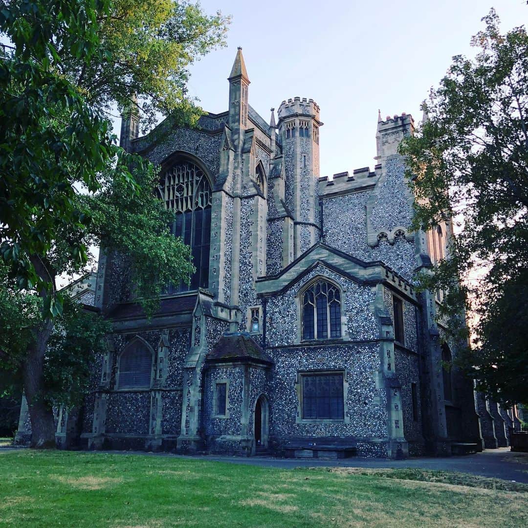 岡倫之さんのインスタグラム写真 - (岡倫之Instagram)「An ordinary church in England.  However, it is very attractive to Japanese people.  And there are squirrels.🐿 #church #squirrels #UnitedKingdom #UK #GreatBritain #England #London #Portsmouth #英国 #イギリス #イングランド #ロンドン #ポーツマス #街並み #景色綺麗 #海外生活  #海外の景色 #イギリスの風景  #教会 #クリスチャン #キリスト教 #リス」10月20日 23時55分 - great_o_khan