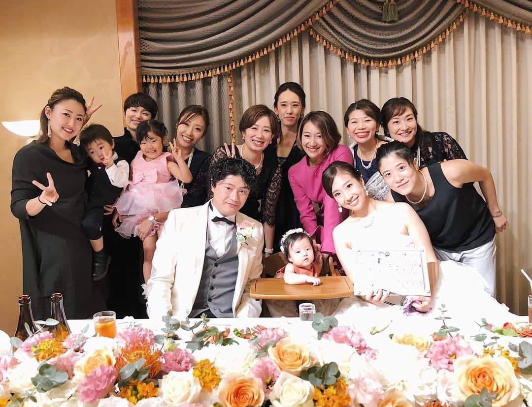 花井瑠美のインスタグラム：「かおちゃん結婚おめでとう💞  14年間かおちゃんの側にいて、どんなに辛い事や悲しい事があってもいつも笑顔で、泣いてる姿を見たことがほとんどないです。 どんな人にも優しく、かおちゃんと一緒にいる周りの人は必ず笑顔になってるのをずっと見てきました💞 そんなかおちゃんを私は心から尊敬しています。 親友でもあり姉妹でもありお母さんみたいでもあり、お互いが彼氏だったら良いのにねと話すくらい、私にとって本当に本当に特別で大切な人。  そんなかおちゃんと出会えた事。 そして大学時代から結婚式はスピーチだね！って話してた事が今こうやって現実に叶って本当に幸せ💞  結婚式は何度も出席させて頂いてるけど、相棒の心から愛する人と人生を共にする存在がいるだけで、どれだけ幸せなのか何か言葉では表せられないくらいの強いメッセージをもらった気がしました💫  目の前にいる人は鏡だな〜と実感する幸せな一日でした💞  #happywedding#love #bestfriend#soulmate  #14年#相棒#結婚おめでとう #同期#仲間たち」