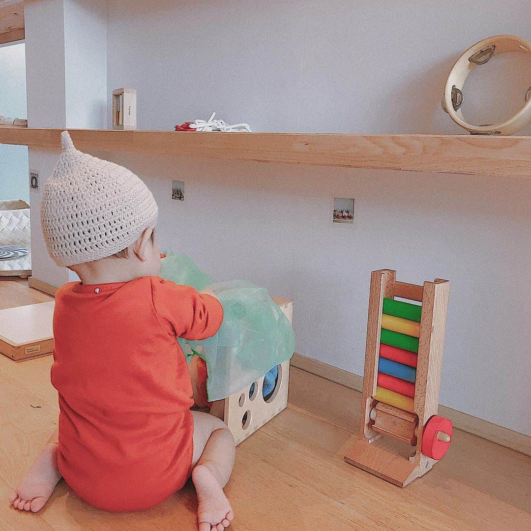 岸本セシルのインスタグラム：「色々出来るようになってきたなぁ💭  もはや赤ちゃんじゃなくなってきた感😭  でも、なんでも楽しそうにしてる娘を見れてとっても嬉しい！！ #1日1投稿 #ギリギリ #顎に親近感 #明日はメイクネタあげよか」