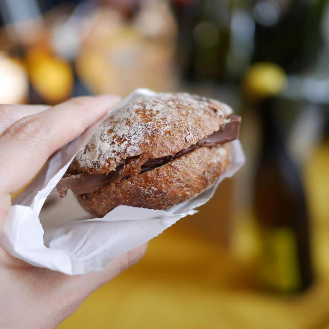 のインスタグラム：「密かにパン部もしてきたよ。  ナッツごろごろ 板チョコが大胆。  #正幹　 #ワイン屋さんなのにパン屋さん🤤 #パーラー江古田にいらっしゃったオーナーが作り出すパン。 間違いない😍  そして コーヒーフェスに 付き合ってくれた2人。 いつもありがと☺️ 謎のキメ顔。」