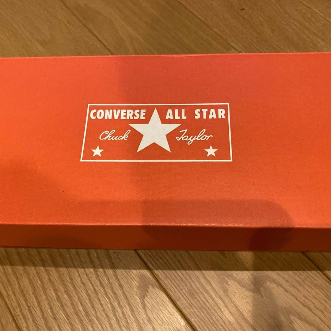 直井由文さんのインスタグラム写真 - (直井由文Instagram)「メンバーから貰った誕生日プレゼントconverse。 友達であり、バンドメイトであり、尊敬する3人と側に居れて、当たり前じゃなくて… 一緒に入れる奇跡。 ありがとう。 @converse  @bumpofchickenofficial」10月21日 0時05分 - boc_chama_9