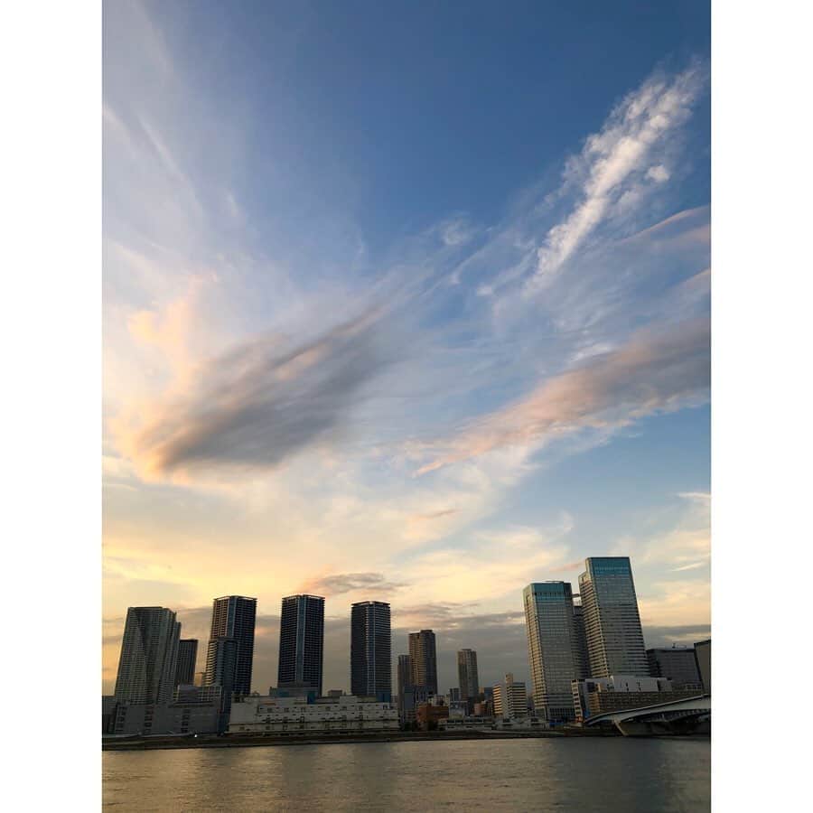 黒田知永子さんのインスタグラム写真 - (黒田知永子Instagram)「つい先日の夕暮れ。 私の頭の上に小さなお月様が🌓 涼しくなってきて空が澄んでる。気持ちいい😊 近頃のお気に入りのスニーカーと指輪👟💍 #東京の空  #surya 💍 #prada 👟 #黒田知永子  #chiekokuroda」10月21日 0時06分 - kuroda_chieko