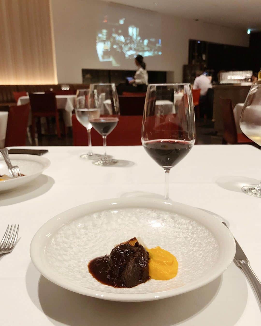 鈴木朱音のインスタグラム：「青山にある、イタリアンのテストキッチンHに 連れて行ってもらいました✨ . 雰囲気も素敵だし料理もとっても美味しかった〜っ♡ . 感謝です。♡ . . #美味しいご飯と美味しいお酒が癒し #東京 #青山 #南青山 #イタリアン #レストラン #オープンキッチン #山田宏巳 #テストキッチンエイチ #ディナー #italianfood #dinner #restaurant」