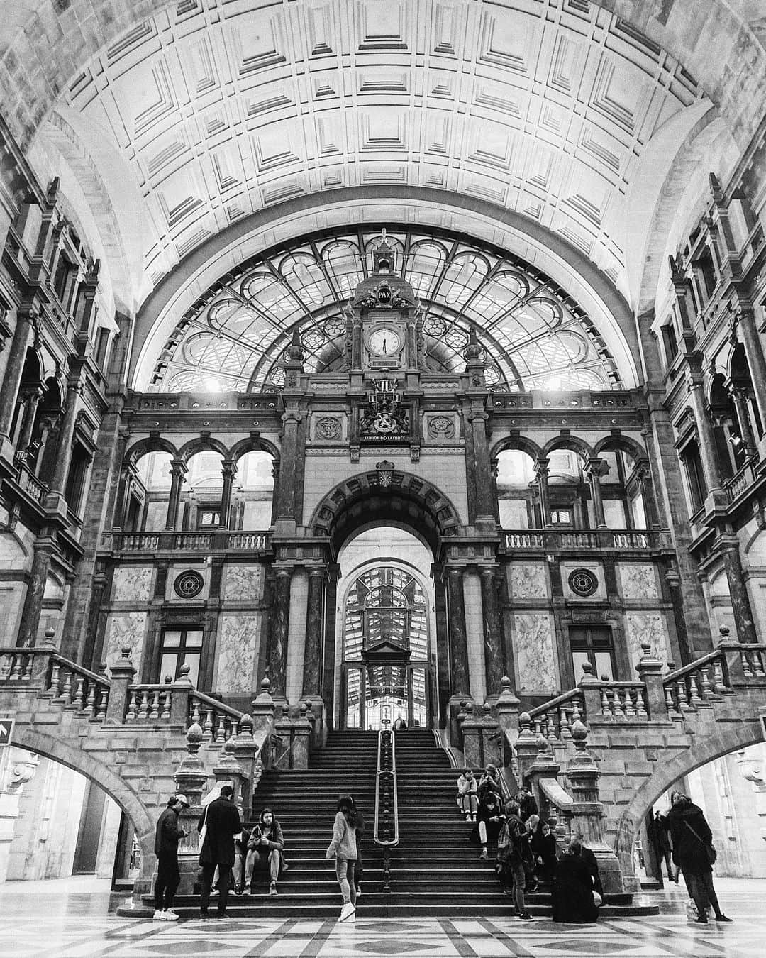 のインスタグラム：「#Antwerpen  アントワープにも行ってきました。  美しい駅、フランダースの犬の舞台の教会、お店は洒落てるとこばかり。  今回は時間が無かったけどまた訪れたい場所。  #belgium #antwerp」