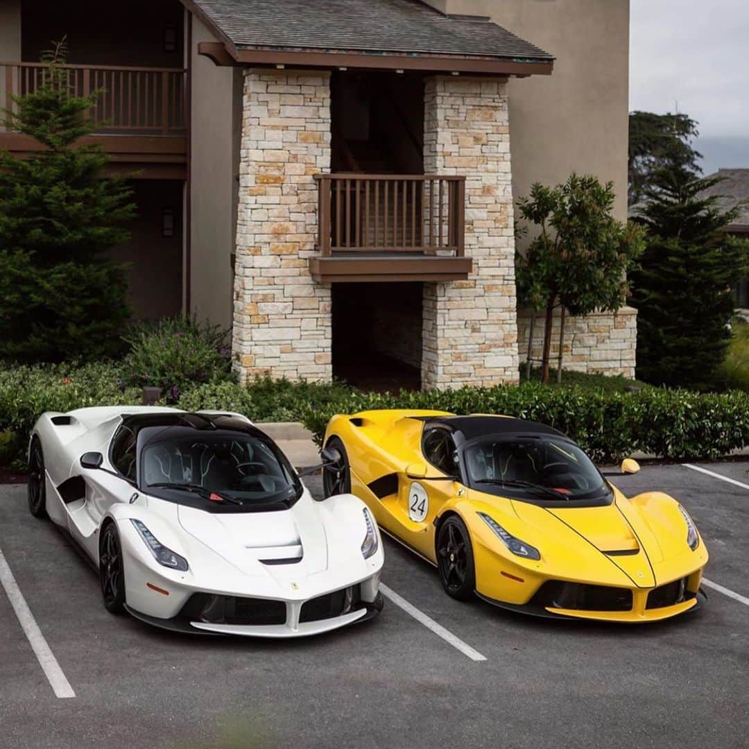 Dirk A. Productionsさんのインスタグラム写真 - (Dirk A. ProductionsInstagram)「Pick one and tag someone who should chase you in the other one! 🏁💨 . . . . . #Ferrari #LaFerrari #LaF #Giallo #LaferrariAperta #Bianco #CarbonFiber #Wow #Pic @maxxshostak」10月21日 0時19分 - supercarfocusdotcom