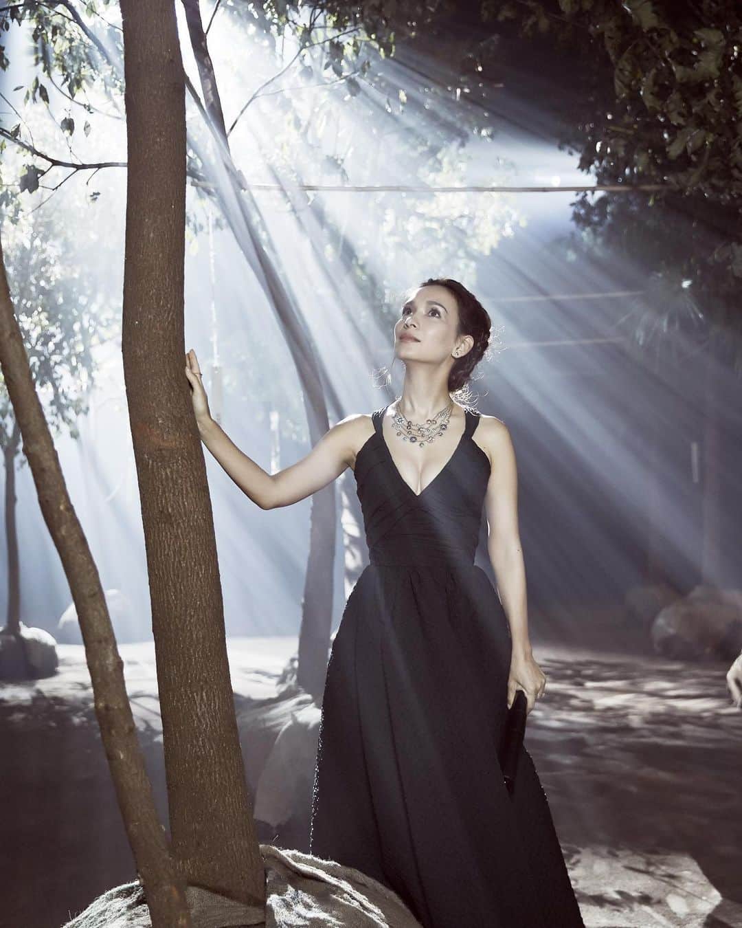 セリーナ・ジェイドのインスタグラム：「Be like a tree. Stay grounded. Grow your roots deep down into into the earth. Bend before you break. Turn over a new leaf. Get your energy from the sun. Turn bad air into good ones and bring a passerby some shade. I love trees. Let’s plant more wherever we go.」