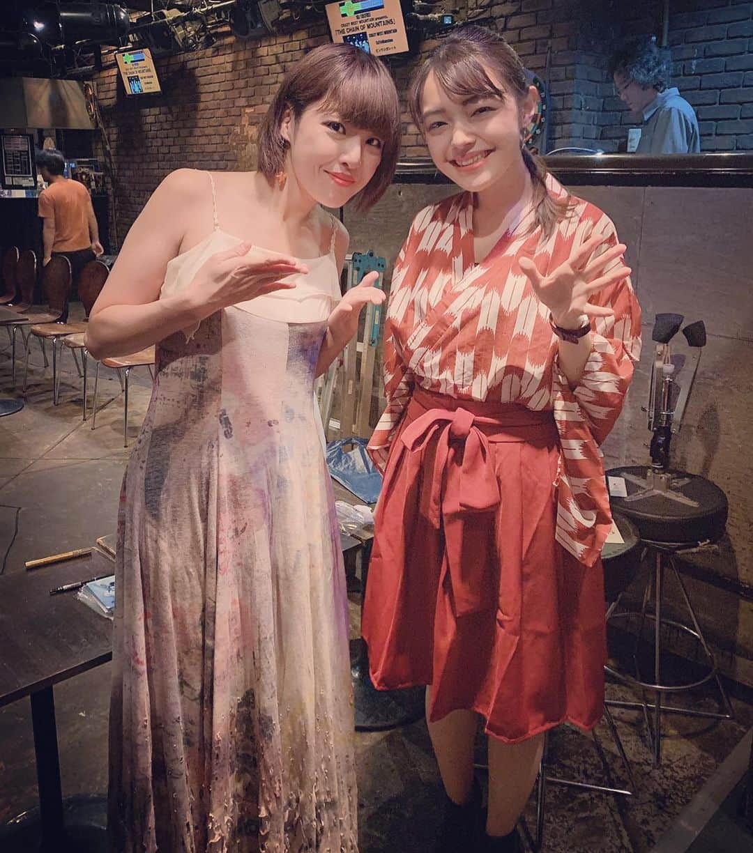 五十鈴ココのインスタグラム：「下北沢club QUE わかないずみちゃんとの 2マンライブ 終了。  半年以上 音楽活動をお休みしていました。  久しぶりの公の場に  少し恐怖さえ感じた  客席に、応援してくれるコ達の顔を 見つけて  見えない対話が出来た気がした。 ありがとうしかないよ。 また聴きに来てくれて ありがとう。  ピアニストの久保田桃ちゃん。 昨日はじめましてで  直前のリハで  あたしの出したい音を すぐキャッチして 音に具現化してくれて ありがとう。  いづみちゃんの透き通る歌声と ウクレレと世界観は 何故かシニードオコナーを彷彿とさせた。  今度はちゃんと一緒に音を紡がせてほしいです。  次は、来月のワンマン🐸」