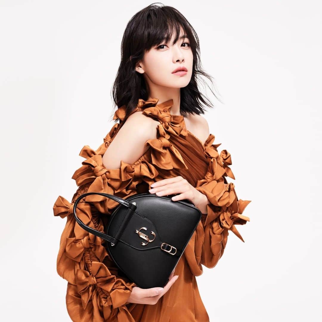 Jimmy Chooさんのインスタグラム写真 - (Jimmy ChooInstagram)「Asia ambassador Song Qian @victoria02_02 wears our VARENNE bowling bag in black leather #JCCollection」10月21日 1時00分 - jimmychoo