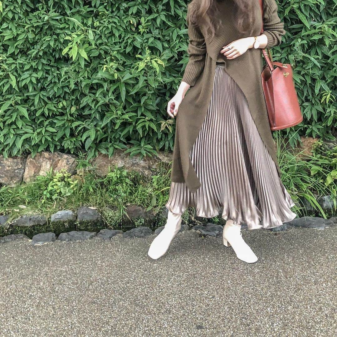 仁藤萌乃さんのインスタグラム写真 - (仁藤萌乃Instagram)「本日の私服。﻿ 私的、女っぽ秋コーデにしました🍂﻿ このニットのラインが可愛いくて﻿気に入っています。﻿ ﻿ ﻿ 晴れ女を発揮しすぎて、この格好では暑いくらいの本日でしたが﻿ IWAのバスツアーにゲストとして参加させていただきました！﻿ ﻿ バスツアーなんて人生初です。﻿ あげかま作り、トーク、ビンゴ大会とても楽しかった◯﻿ ﻿(風邪で来られなかった方もいたそうで、お会い出来ず残念でしたが早く良くなりますように！) ﻿ お忙しい中来て下さった皆様、ありがとうございました♡﻿海外から来てくださったファンの方も居てとても嬉しかったです🥺 今日はとても疲れたことと思いますし、皆様も気温差などで体調を崩さぬよう出来る限り体を休めて下さい☺️﻿ お疲れ様でした！ #秋コーデ#デザインニット#ロングニット#プリーツスカート#dholic#韓国コーデ#白ブーツ」10月21日 1時16分 - moeno.n_official