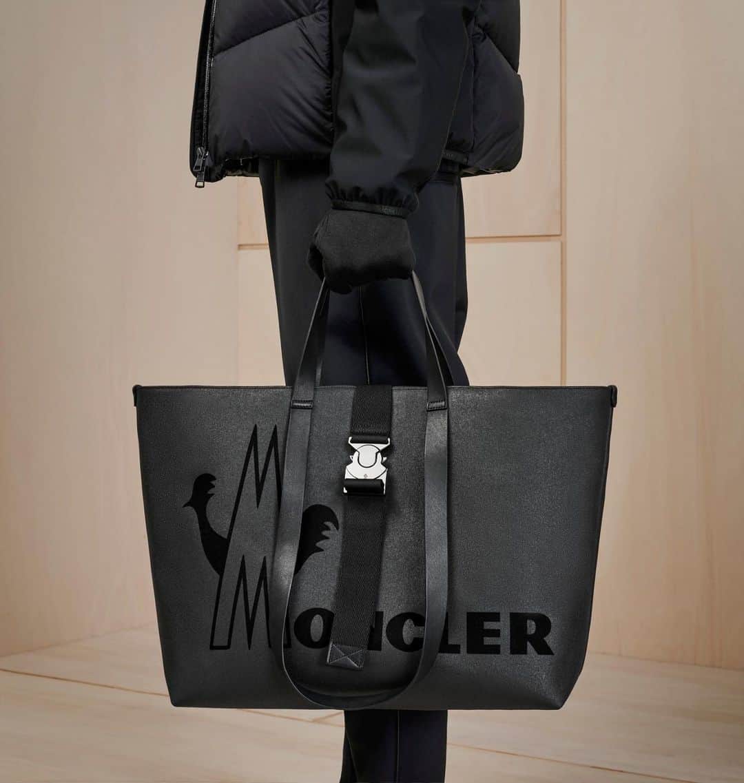 モンクレールさんのインスタグラム写真 - (モンクレールInstagram)「The bag to make them stand up and pay attention. A refined day bag in matt black with embossed logo.  _ #WEALLWEARMONCLER Explore through link in bio.」10月21日 1時15分 - moncler