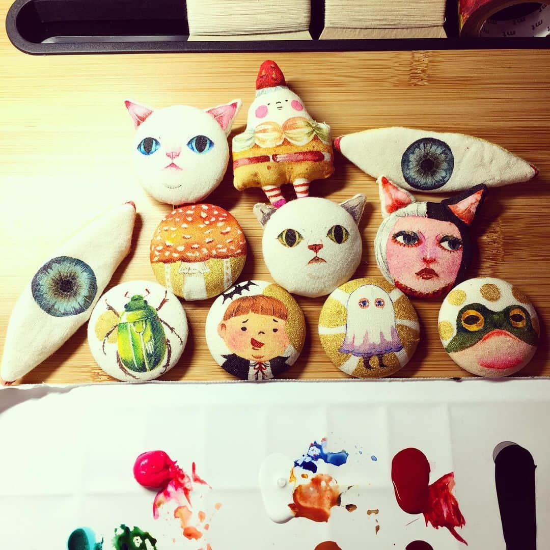 山川あかねのインスタグラム：「ハロウィン用のくるみボタン出来た!! 久しぶりに布絵の具やっぱり楽しい。 #布描きえのぐ #アクリル #布絵 #くるみボタン #ハロウィン #ねこ #かえる #きのこ #アナログイラスト  #dummpuppe」