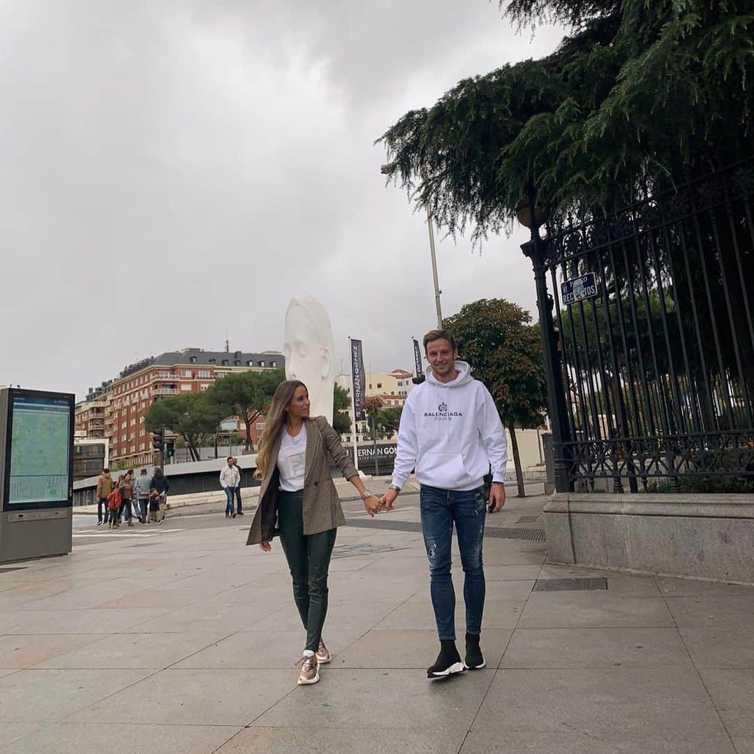 イヴァン・ラキティッチのインスタグラム：「No importa donde vayas.... voy contigo sin dudar, sin preguntar.... envuelto en la certeza de que si estás conmigo, nada puede hacerme mal. Mi mundo está donde se encuentra tu mirada, que en mi caso representa la fe que mueve mi vida.... 🤗❤️ te amo mi amor @raquel_mauri #lafamiliaunidajamasseravencida」