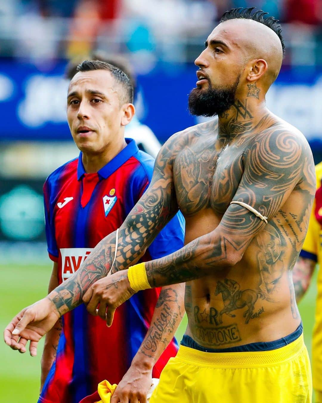 FCバルセロナさんのインスタグラム写真 - (FCバルセロナInstagram)「🔱 How many tattoos does @kingarturo23oficial have? 🧐 ¿Eres capaz de contar los tatuajes de Arturo Vidal? Quants tatuatges té Arturo Vidal?」10月21日 1時21分 - fcbarcelona