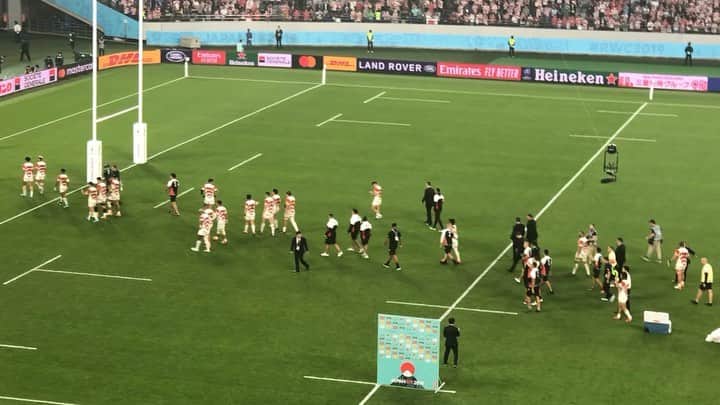 銀華水のインスタグラム：「ラグビー日本代表お疲れ様でした。 感動をありがとう。  これからベスト4はどこが勝ってもおかしくない。まだまだワールドカップは続きます！ (今日は興奮して仕事用ケータイ、ハーフタイムで紛失しました。やらかした、、) #rugby  #ラグビーワールドカップ2019  #馬と鹿  #馬鹿タイム泣ける」