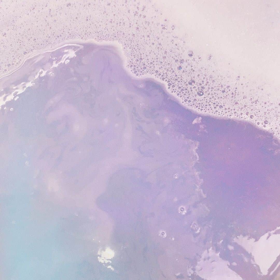 ポニーのインスタグラム：「오늘은 이런 느낌🧼💜✨」