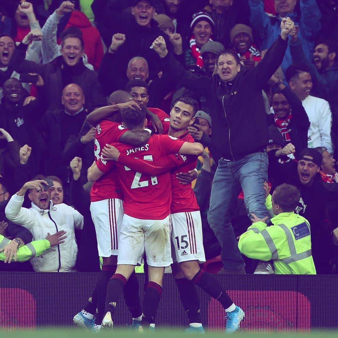 マンチェスター・ユナイテッドさんのインスタグラム写真 - (マンチェスター・ユナイテッドInstagram)「Old Trafford held its collective breath... and the goal was given! 🔴 #MUFC #MUNLIV」10月21日 1時35分 - manchesterunited