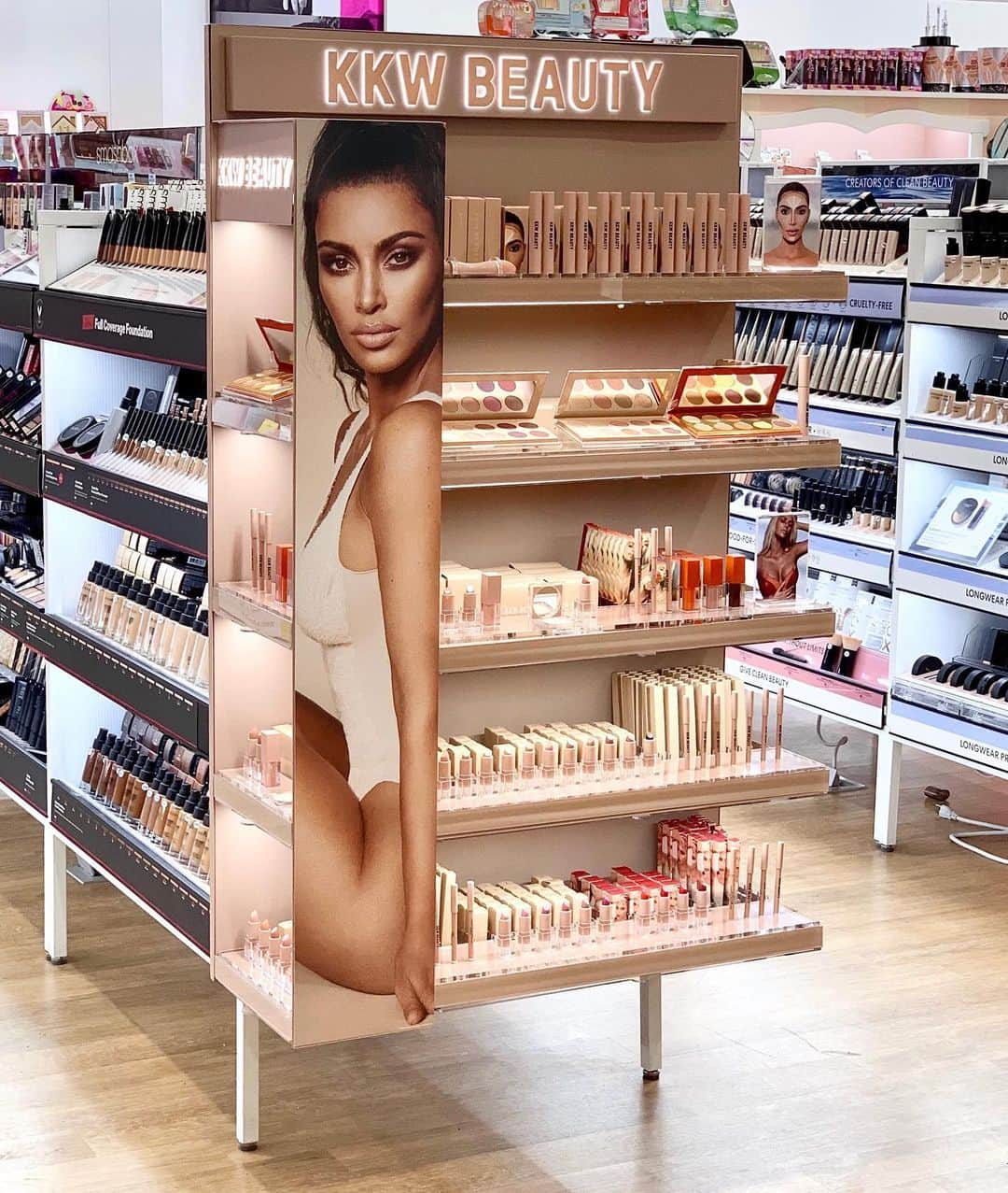 クリス・ジェンナーさんのインスタグラム写真 - (クリス・ジェンナーInstagram)「Head to your local @ultabeauty this morning to pick up @kkwbeauty, now available in all stores nationwide!!! @kimkardashian #KKWBEAUTY」10月21日 1時37分 - krisjenner