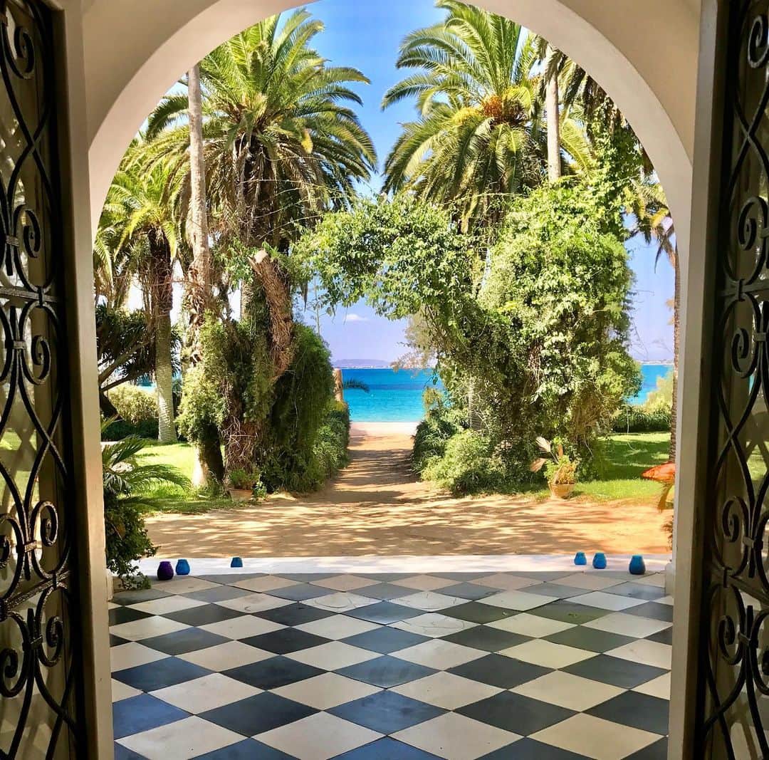 カロリーヌ・ド・メグレのインスタグラム：「Hammamet 🇹🇳😍 @saifoo7」