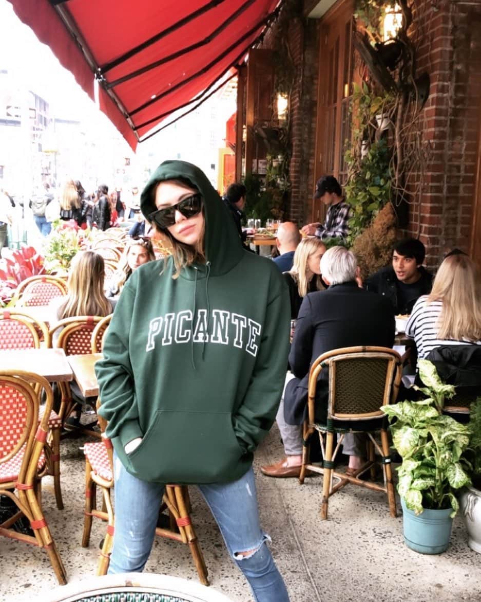 アシュレイ・ベンソンのインスタグラム：「I love my picantes @sohohousememes and I love this sweatshirt」