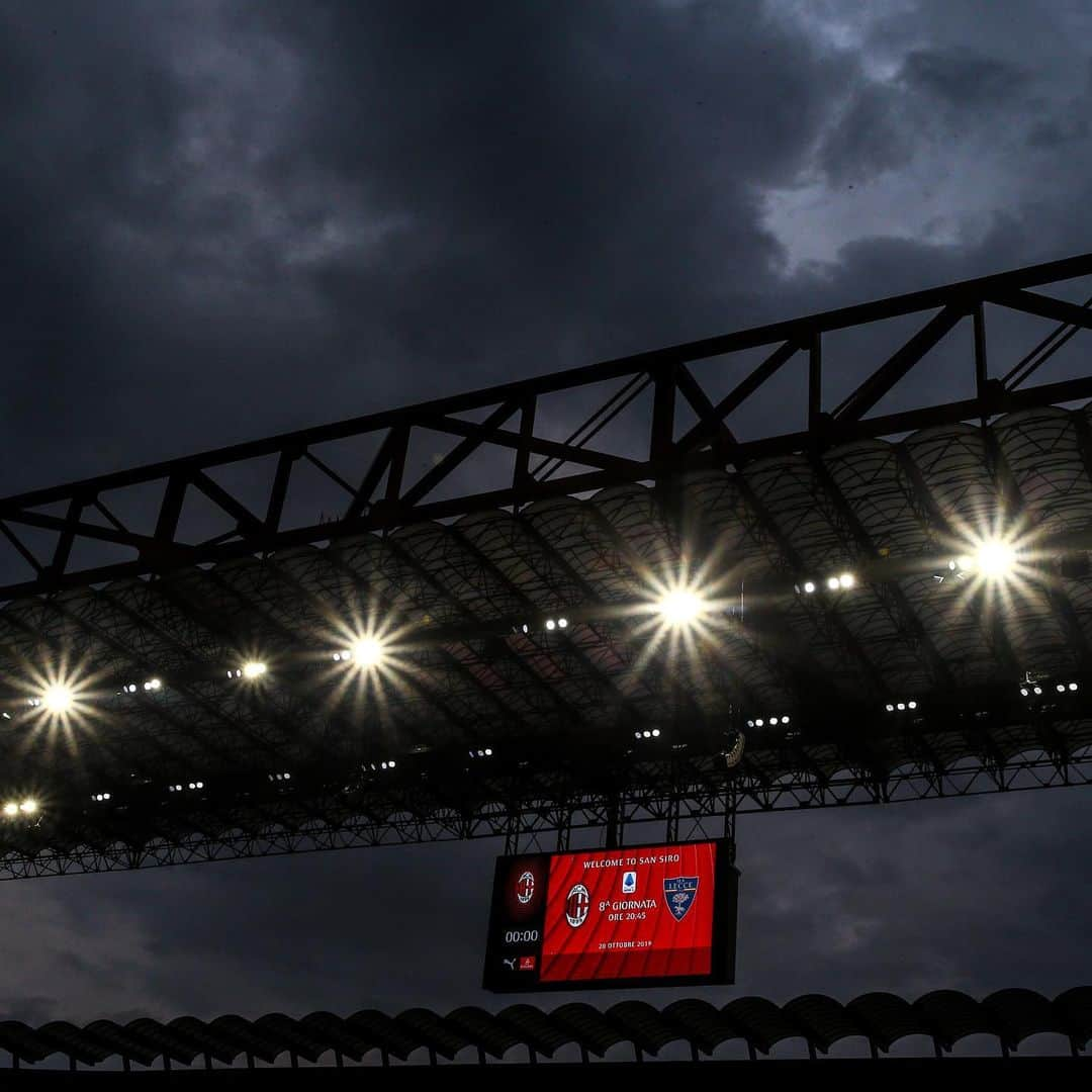 ACミランさんのインスタグラム写真 - (ACミランInstagram)「Goodevening, Rossoneri 🔴⚫️ San Siro awaits #MilanLecce ⚽️ #SempreMilan」10月21日 1時50分 - acmilan