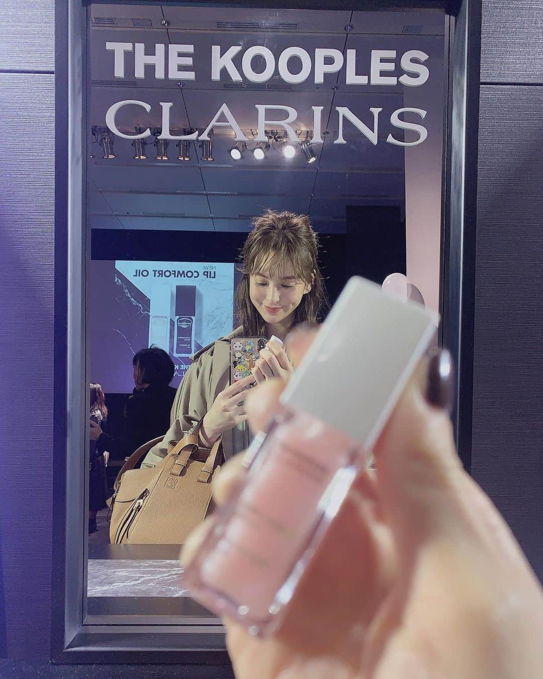 野崎萌香さんのインスタグラム写真 - (野崎萌香Instagram)「10月18日に発売されたばかりの CLARINSとTHE KOOPLESとの コラボアイテムリップ👄 「コンフォート リップオイル （ダークストーン）&（ライトストーン）」 の発表会に行ってきました👢  ハロウィンや、秋冬のファッションに合わせて 口紅の上から、明るすぎない色に リップカラーを調整したい時には すこしダークなトーンになる ダークストーンを🎃🦇💜 . . .  クリスマスに向けては ライトストーンで もとの唇の色の発色を 綺麗にしてくれるピンクに🎄💗🎅 . . .  どちらもかなり潤ってプルプルリップに なるので冬に使いたくなる逸品です💋  数量限定lipなのでお早めに🤫  先日沢山質問を頂いたこの 私服のONE PIECEは @style_mixer もの。  お気に入りすぎて この色とグレーベージュを買いました👗  #クラランス #THEKOOPLES #CLARINSTHEKOOPLES #CLARINS #コンフォートリップオイル  #もえ服」10月21日 1時56分 - moeka_nozaki