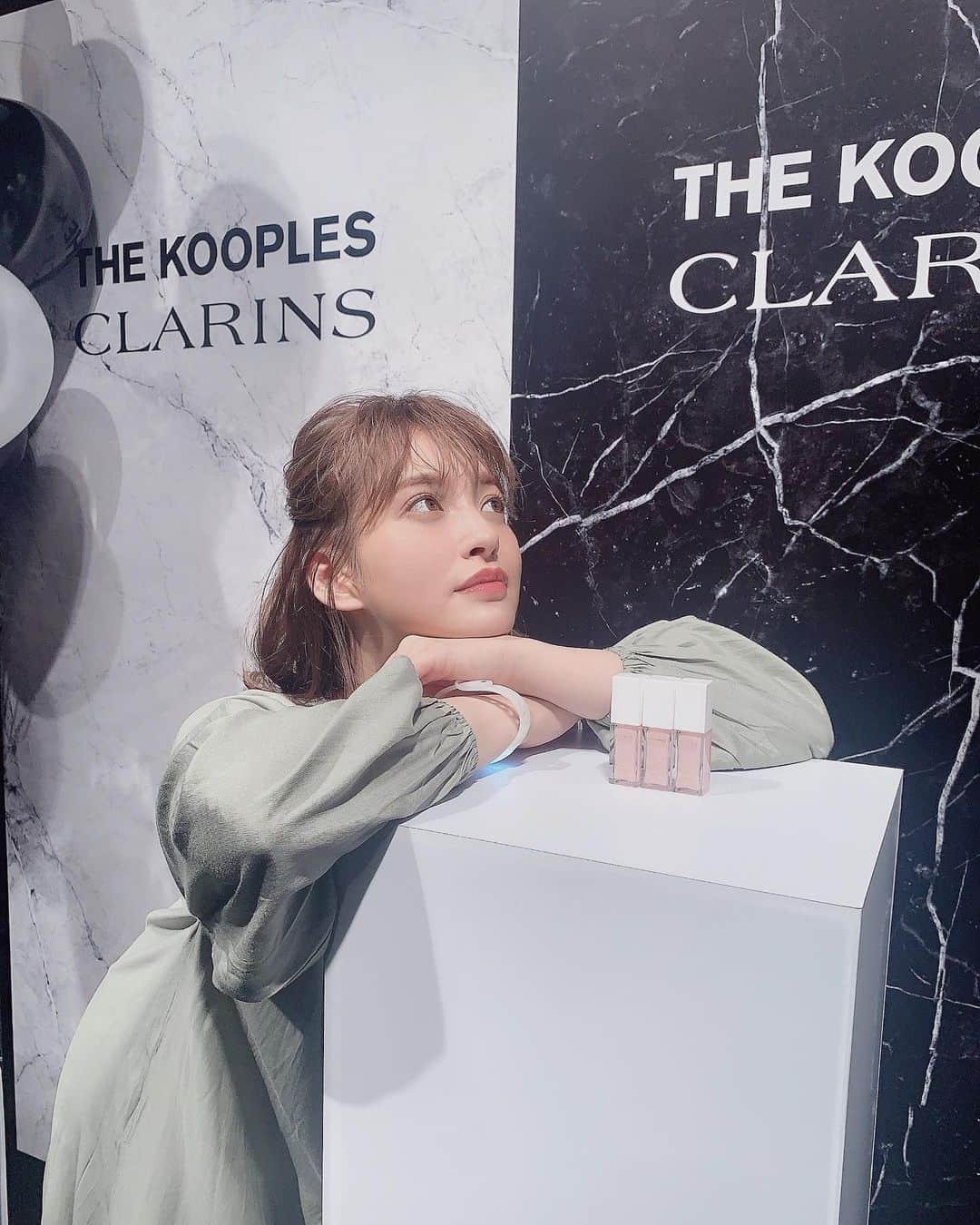 野崎萌香さんのインスタグラム写真 - (野崎萌香Instagram)「10月18日に発売されたばかりの CLARINSとTHE KOOPLESとの コラボアイテムリップ👄 「コンフォート リップオイル （ダークストーン）&（ライトストーン）」 の発表会に行ってきました👢  ハロウィンや、秋冬のファッションに合わせて 口紅の上から、明るすぎない色に リップカラーを調整したい時には すこしダークなトーンになる ダークストーンを🎃🦇💜 . . .  クリスマスに向けては ライトストーンで もとの唇の色の発色を 綺麗にしてくれるピンクに🎄💗🎅 . . .  どちらもかなり潤ってプルプルリップに なるので冬に使いたくなる逸品です💋  数量限定lipなのでお早めに🤫  先日沢山質問を頂いたこの 私服のONE PIECEは @style_mixer もの。  お気に入りすぎて この色とグレーベージュを買いました👗  #クラランス #THEKOOPLES #CLARINSTHEKOOPLES #CLARINS #コンフォートリップオイル  #もえ服」10月21日 1時56分 - moeka_nozaki