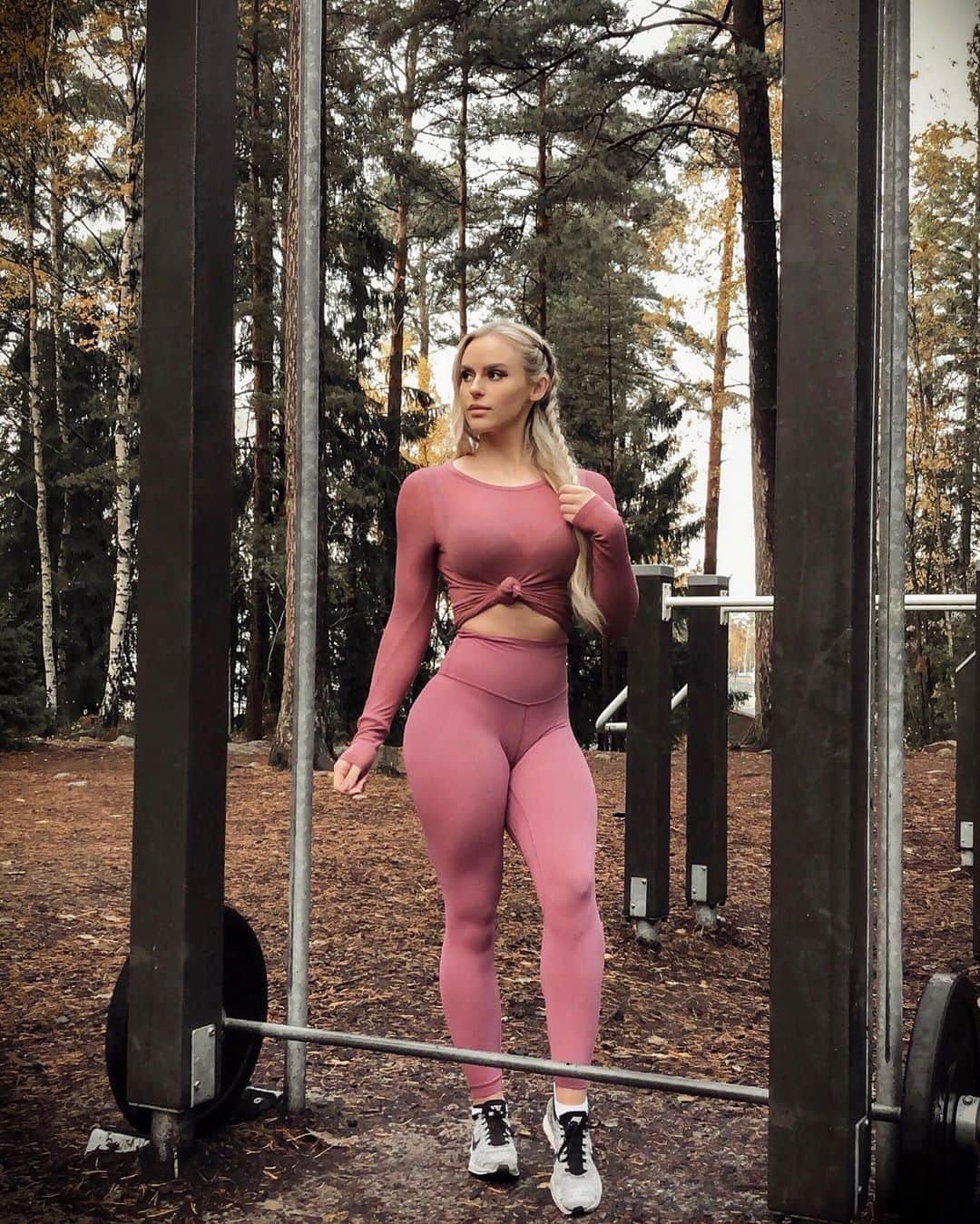 Anna Nyströmさんのインスタグラム写真 - (Anna NyströmInstagram)「💪🏻 Maybe I should share more workout videos? Right now I work out around 6 times a week, but only showing you around 20% content that is workout related. The thing is that I’m super focused while I’m working out. I’m in my own bubble where nothing else exist and it’s my time for myself, to clear my head and my thoughts. Just because you don’t see it, doesn’t mean it’s not happening (but that’s kinda how social media works now I guess). BUT, if you would like me to share a just a bit more, I could definitely make that happen. I just want it to be appreciated. If I could motivate more people out there, it’s always worth it! Please, let me know👇🏻💗」10月21日 2時11分 - annanystrom