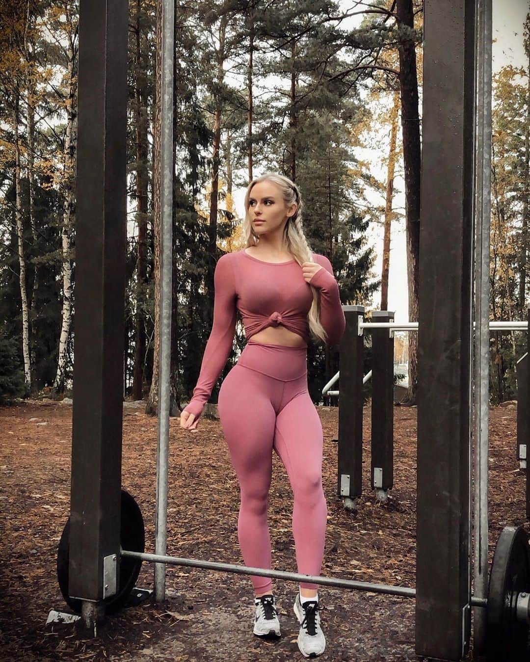 Anna Nyströmのインスタグラム：「💪🏻 Maybe I should share more workout videos? Right now I work out around 6 times a week, but only showing you around 20% content that is workout related. The thing is that I’m super focused while I’m working out. I’m in my own bubble where nothing else exist and it’s my time for myself, to clear my head and my thoughts. Just because you don’t see it, doesn’t mean it’s not happening (but that’s kinda how social media works now I guess). BUT, if you would like me to share a just a bit more, I could definitely make that happen. I just want it to be appreciated. If I could motivate more people out there, it’s always worth it! Please, let me know👇🏻💗」